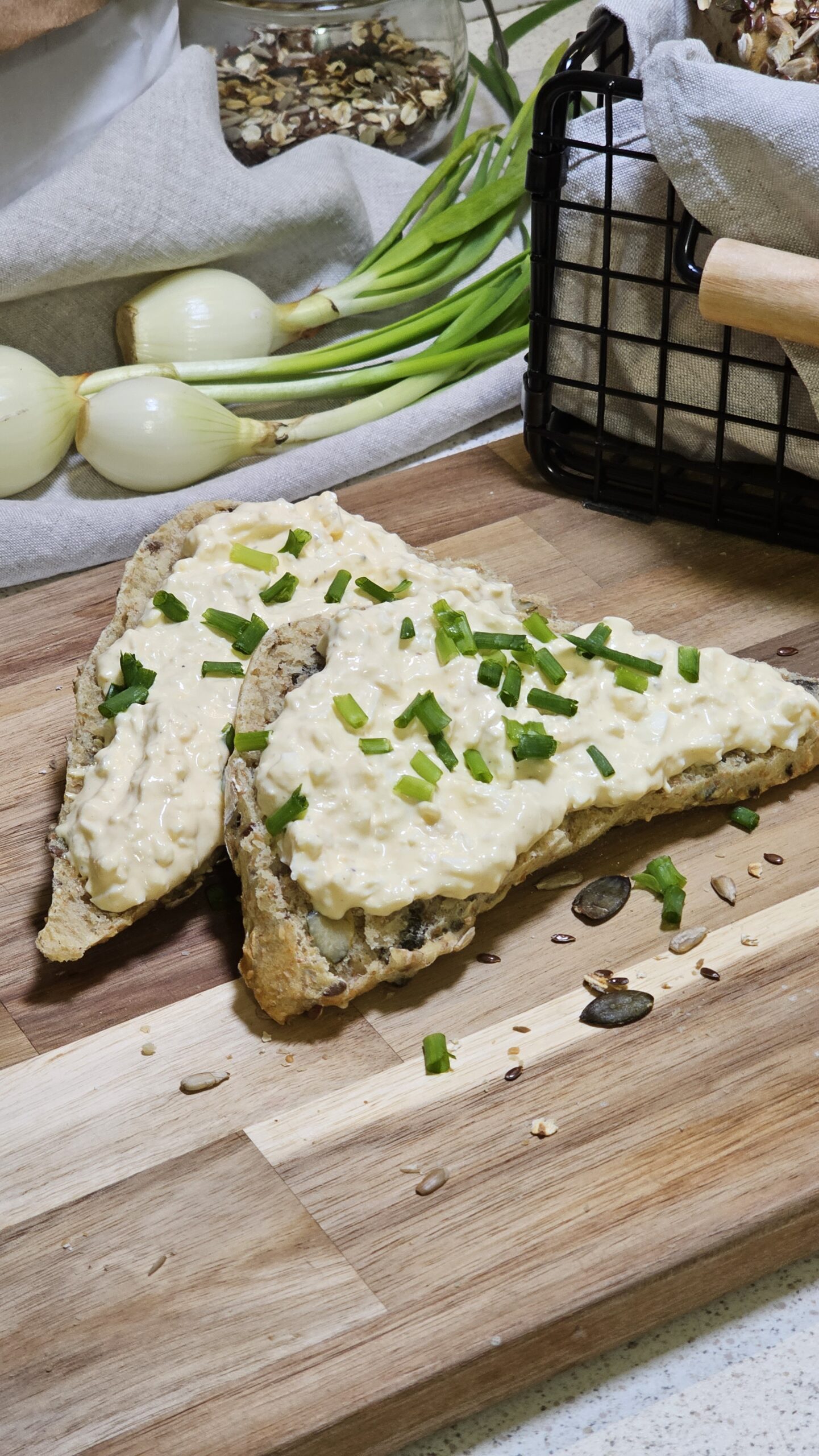 Bułki z ziarnami z pastą jajeczną