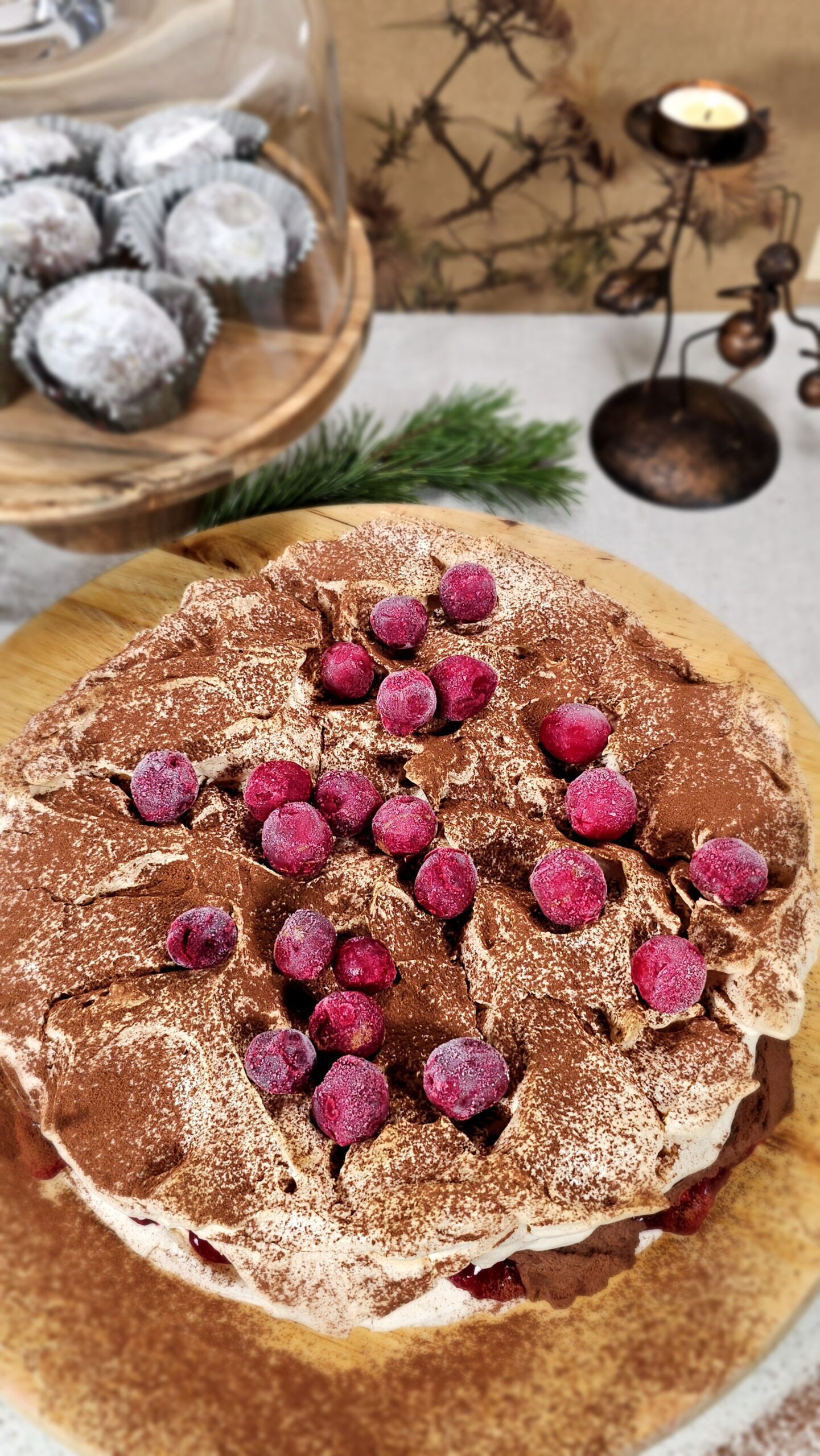 Tort bezowy z wiśniami i czekoladą