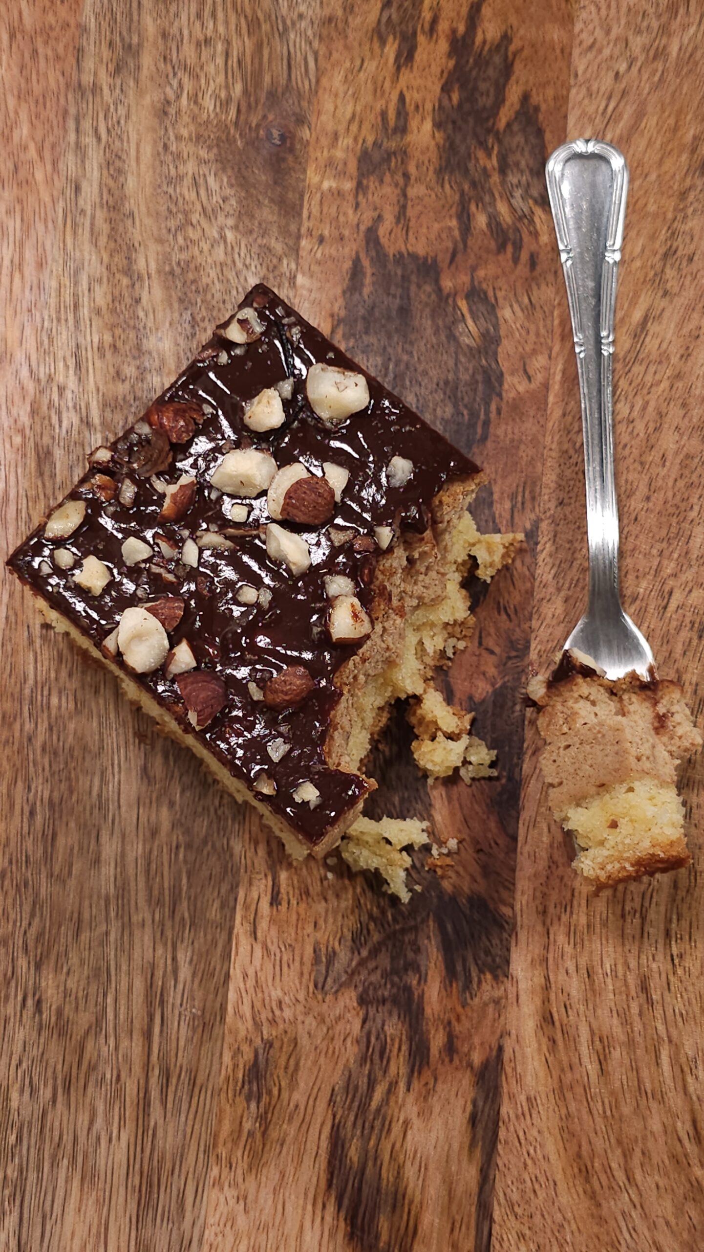 Sernik orzechowy z daktylami