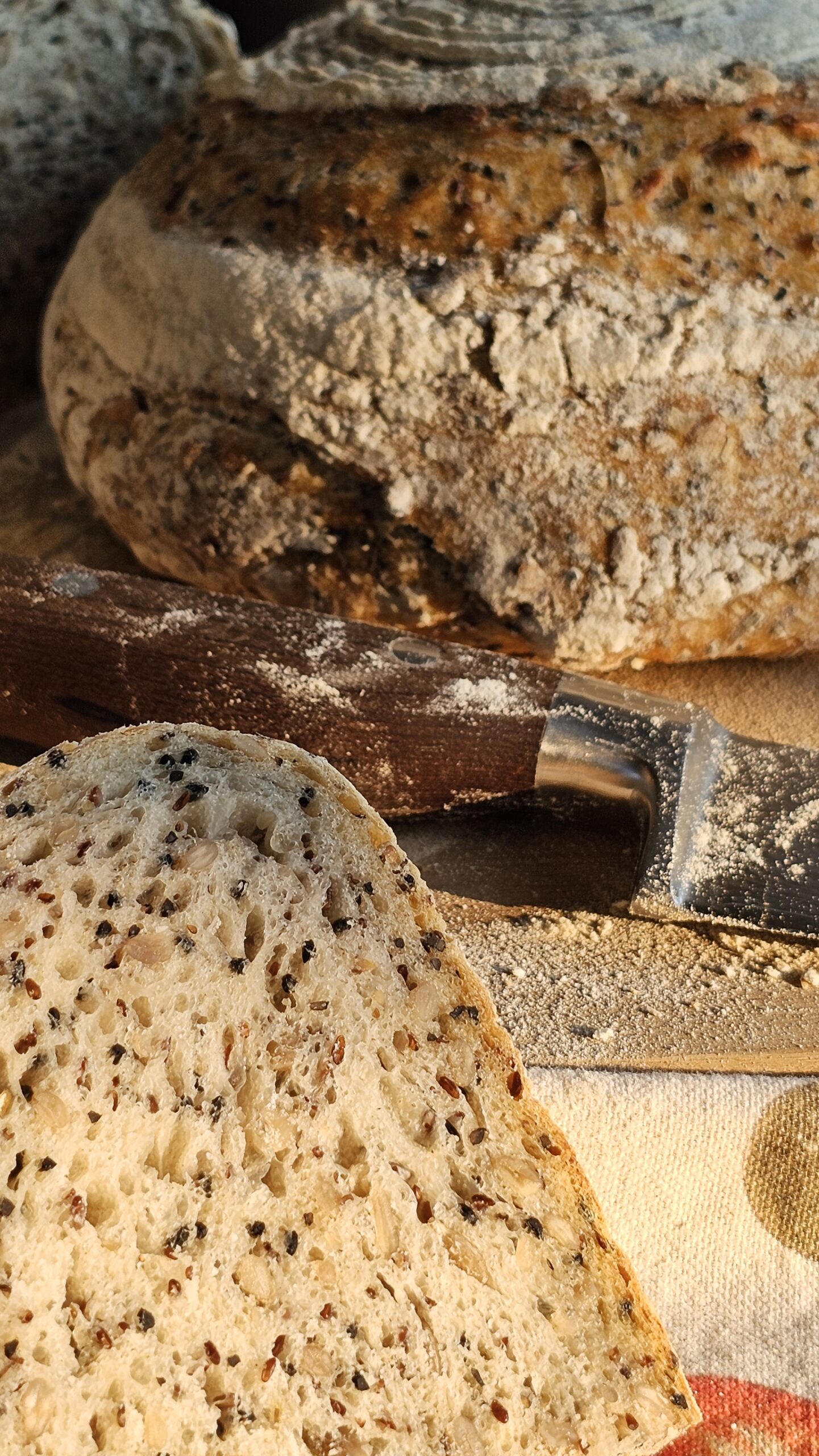 Chleb orkiszowy z ziarnami