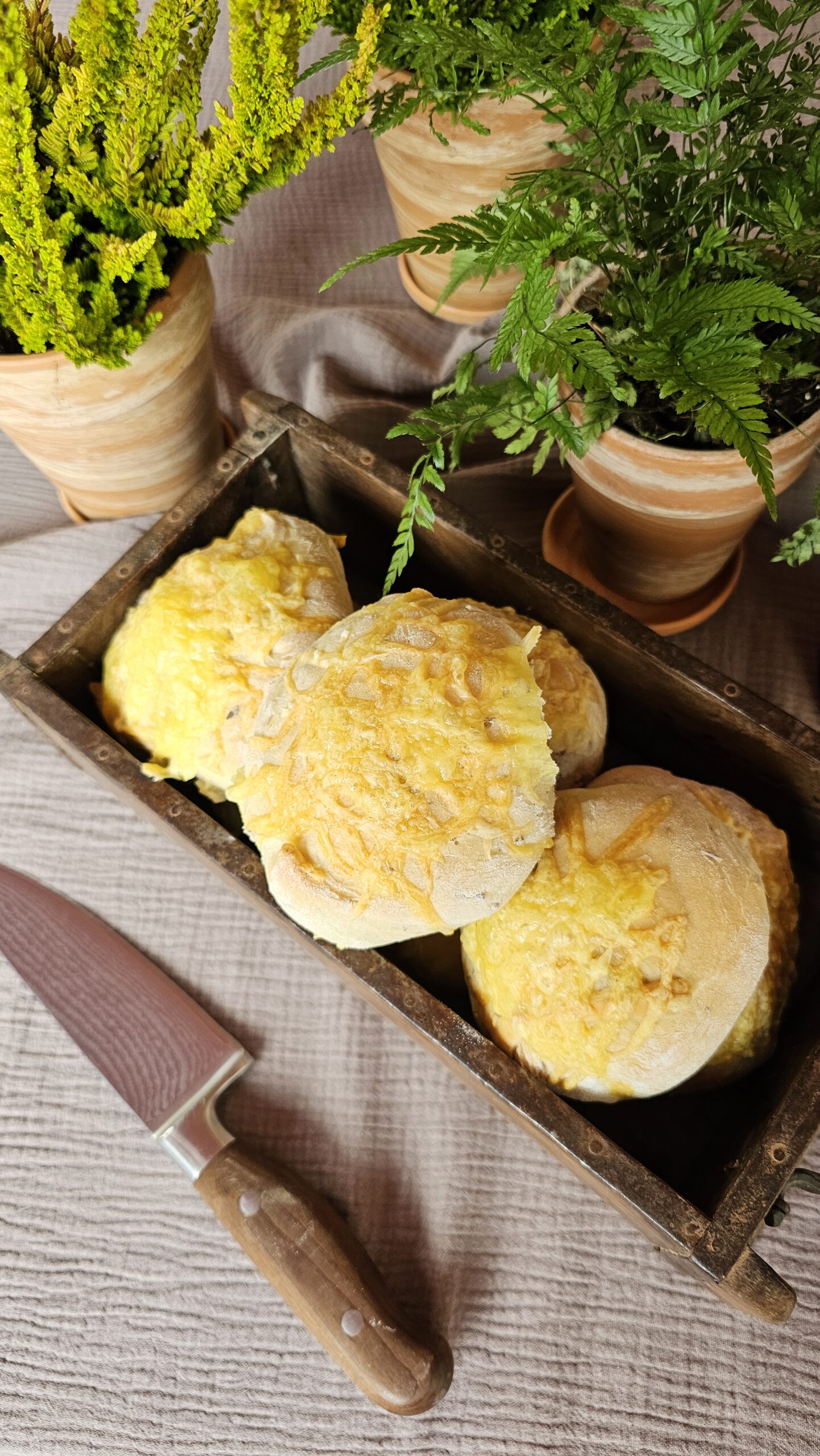 Bułki z kminkiem i żółtym serem