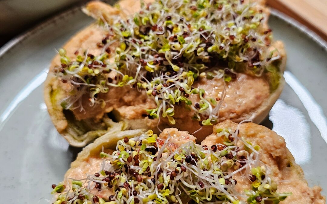 Bułki z pesto z pomidorowym hummusem