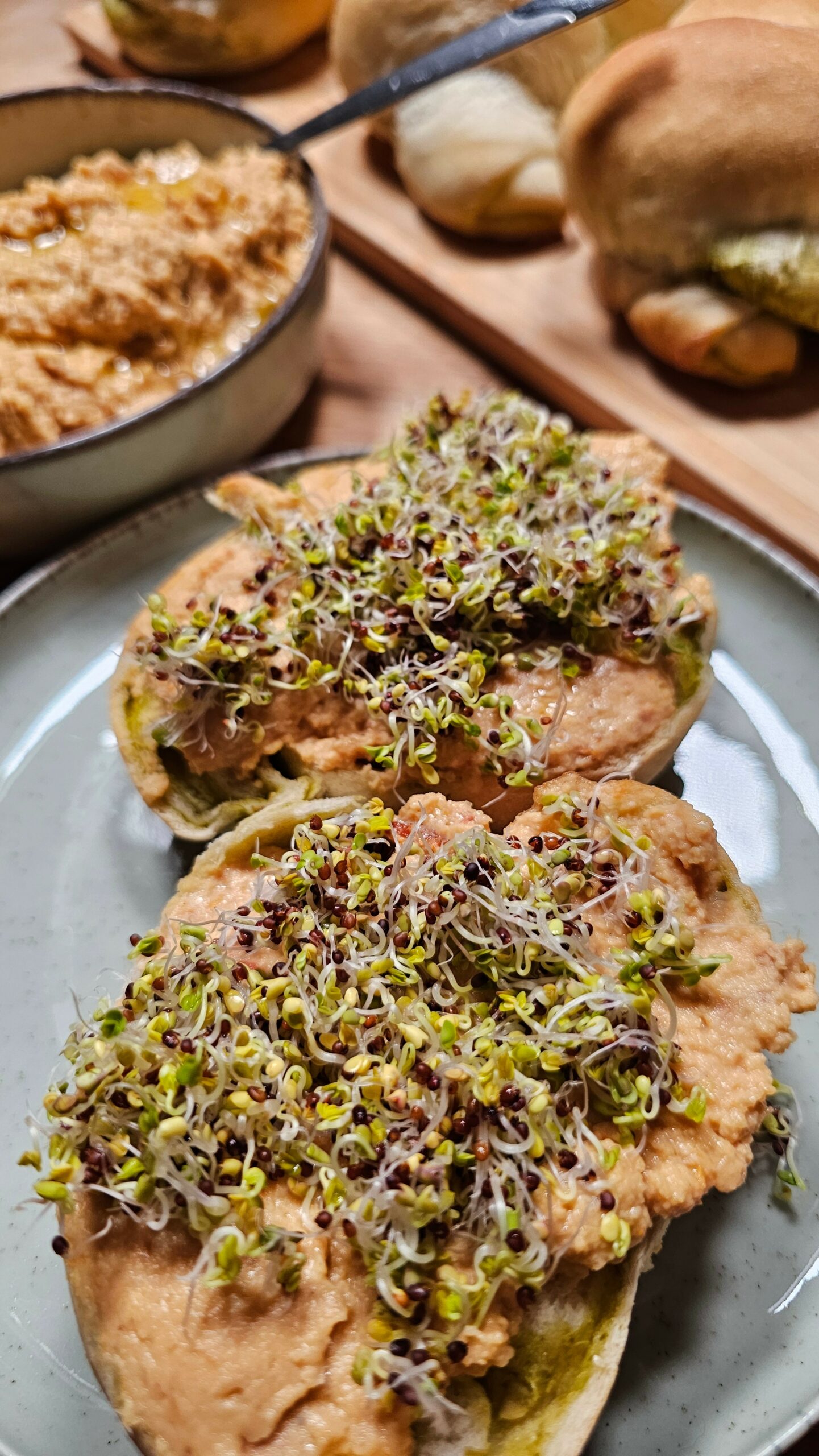 Bułki z pesto z pomidorowym hummusem