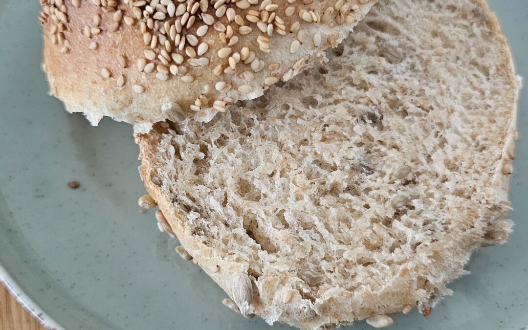 Bułki orkiszowe z sezamem i słonecznikiem