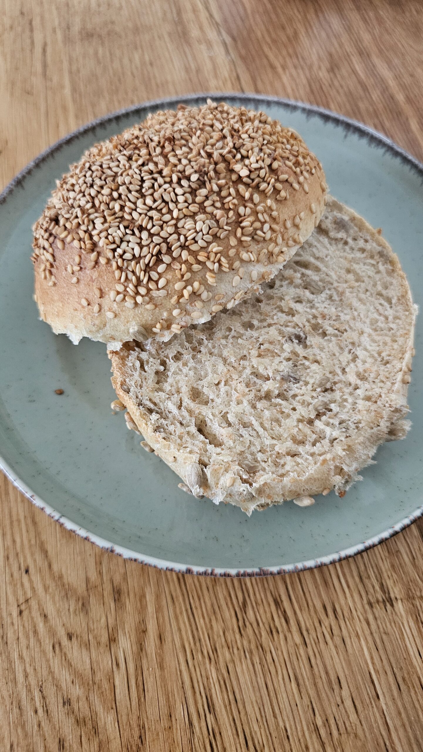 Bułki orkiszowe z sezamem i słonecznikiem