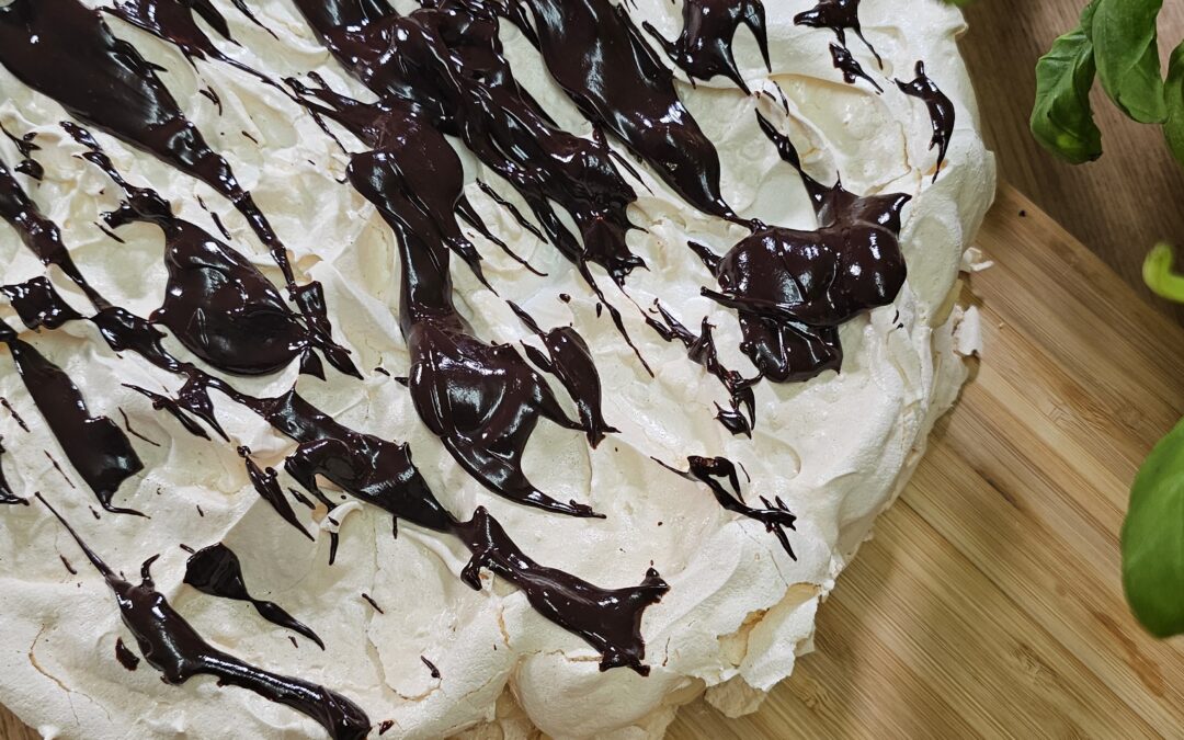 Kajmakowy tort bezowy