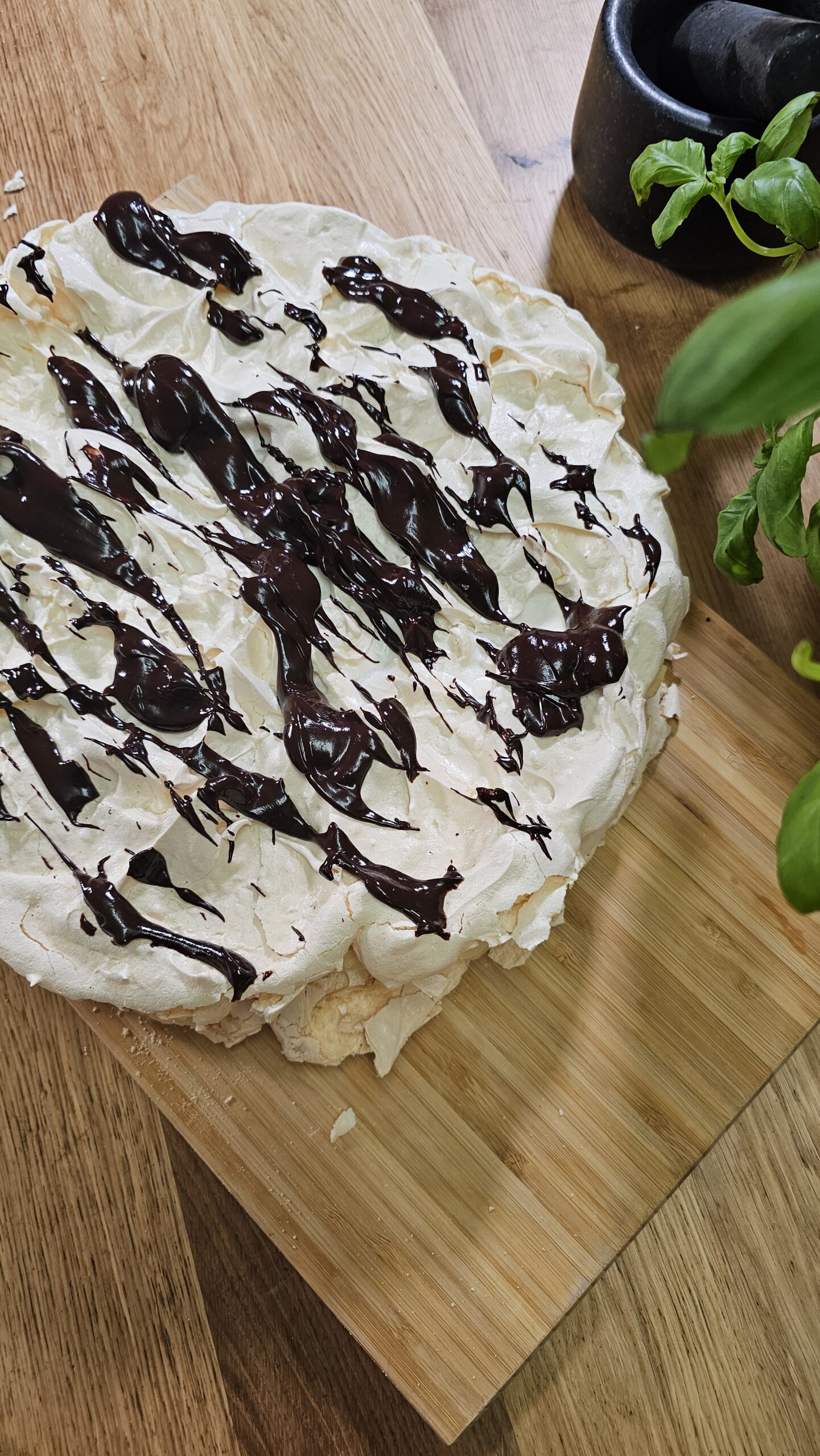 Kajmakowy tort bezowy