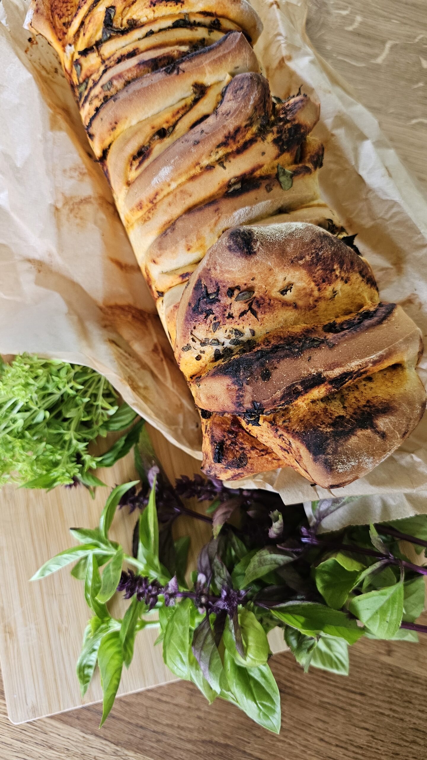 Chlebek odrywany z bazylią