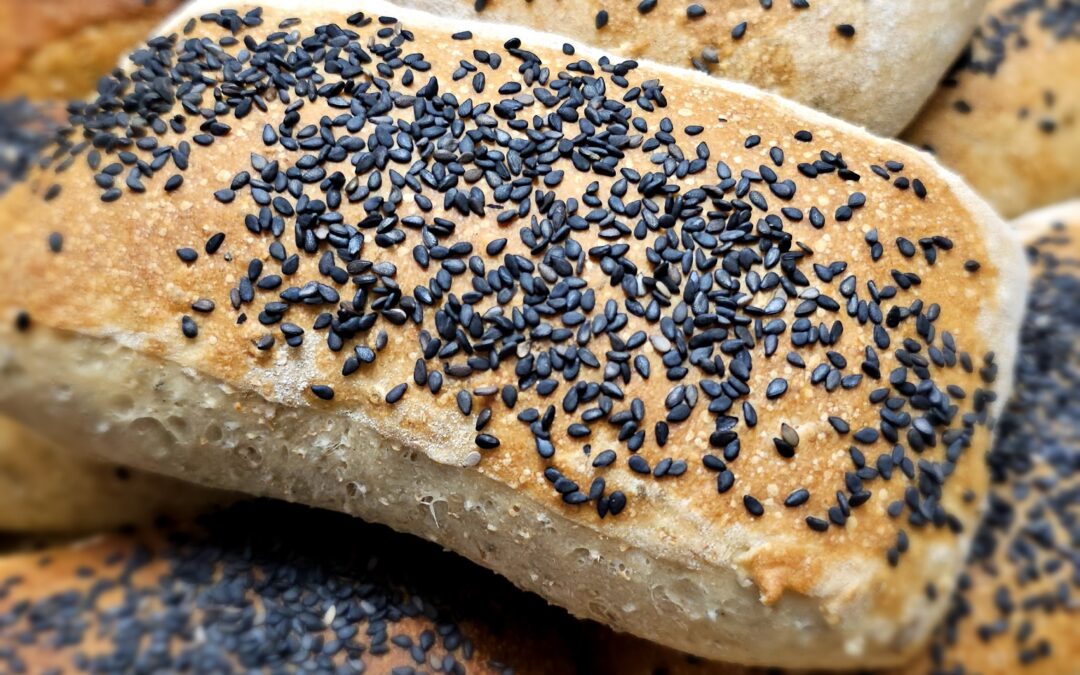 Bułki orkiszowe z czarnym czosnkiem