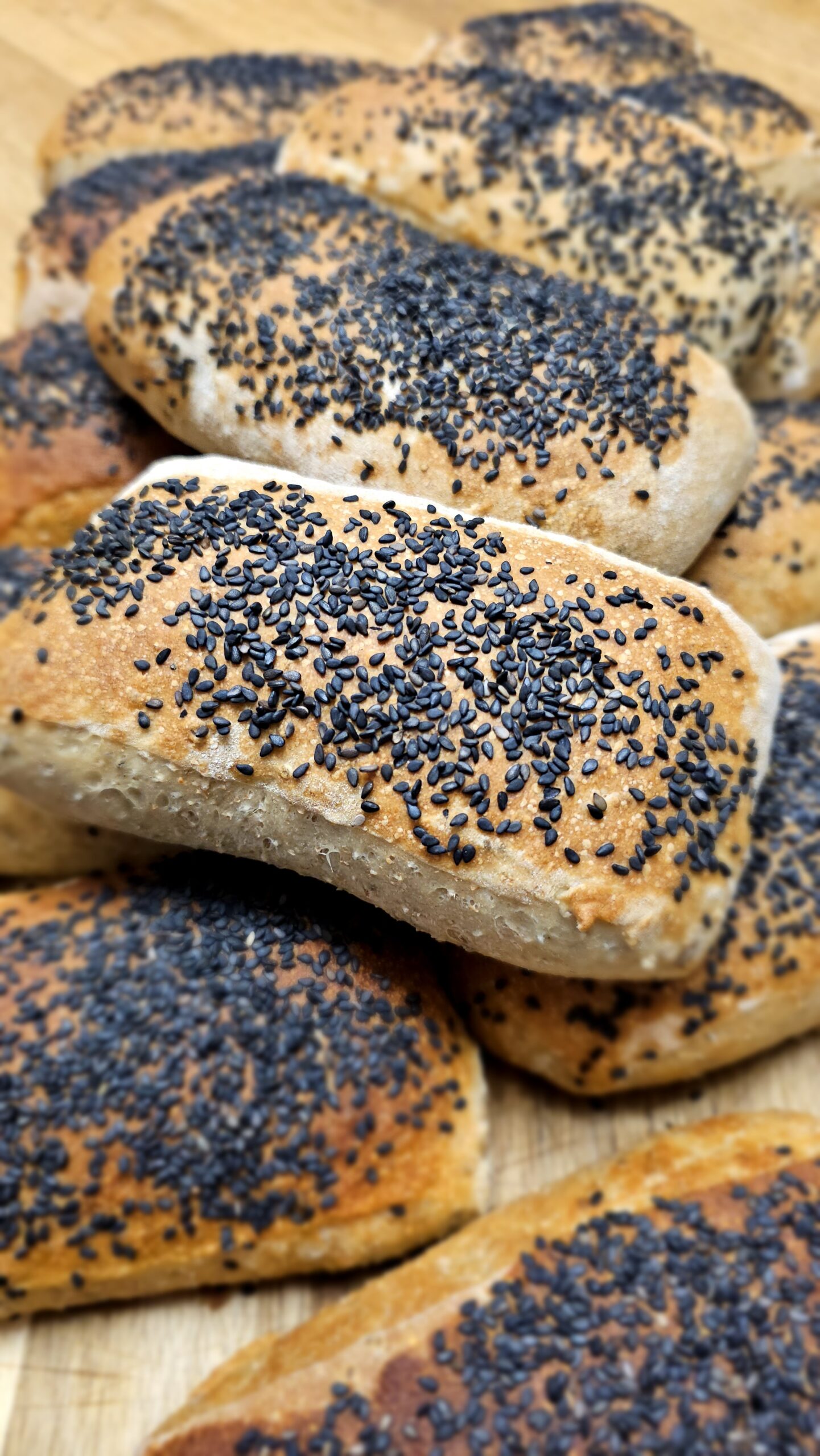 Bułki orkiszowe z czarnym czosnkiem